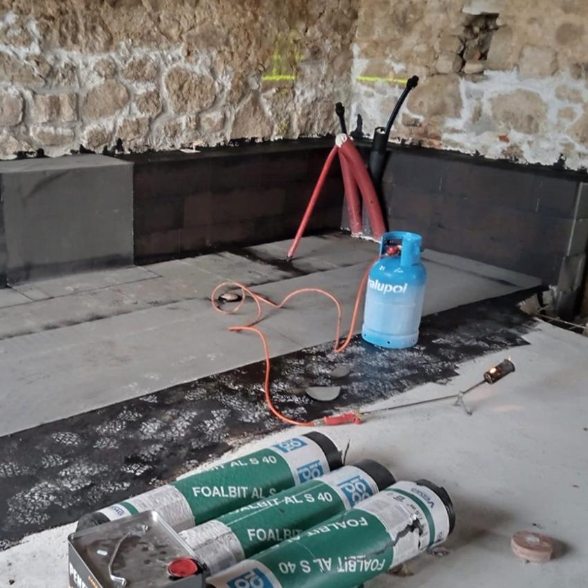 Hydroizolace základů, základové desky a podlah: Klíč k dlouhodobé ochraně domu  - Praha a Střední Čechy