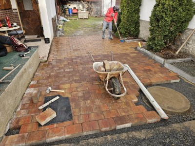 Pokládka zámkové dlažby v Kňovicích u Sedlčan Pokládka zámkové dlažby v Kňovicích u Sedlčan