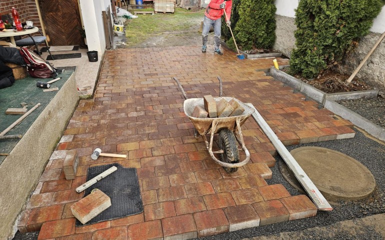 Pokládka zámkové dlažby v Kňovicích u Sedlčan
